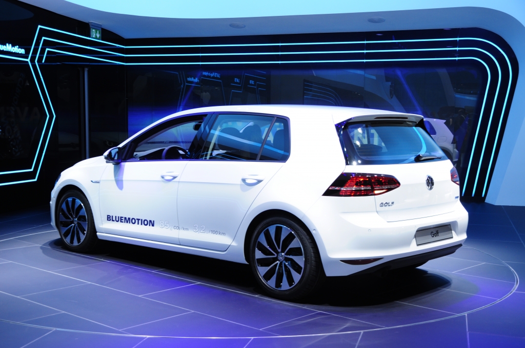 VW macht Paris zum Golfplatz - Premiere des Golf VI an der Seine