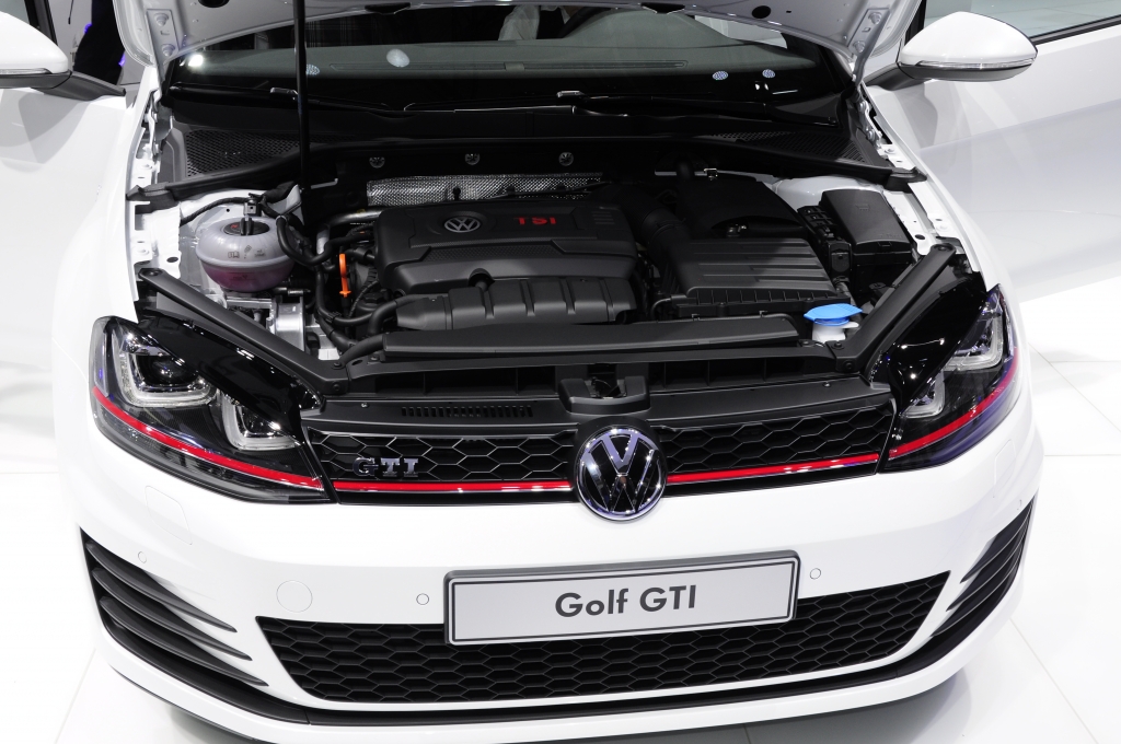 VW macht Paris zum Golfplatz - Premiere des Golf VI an der Seine