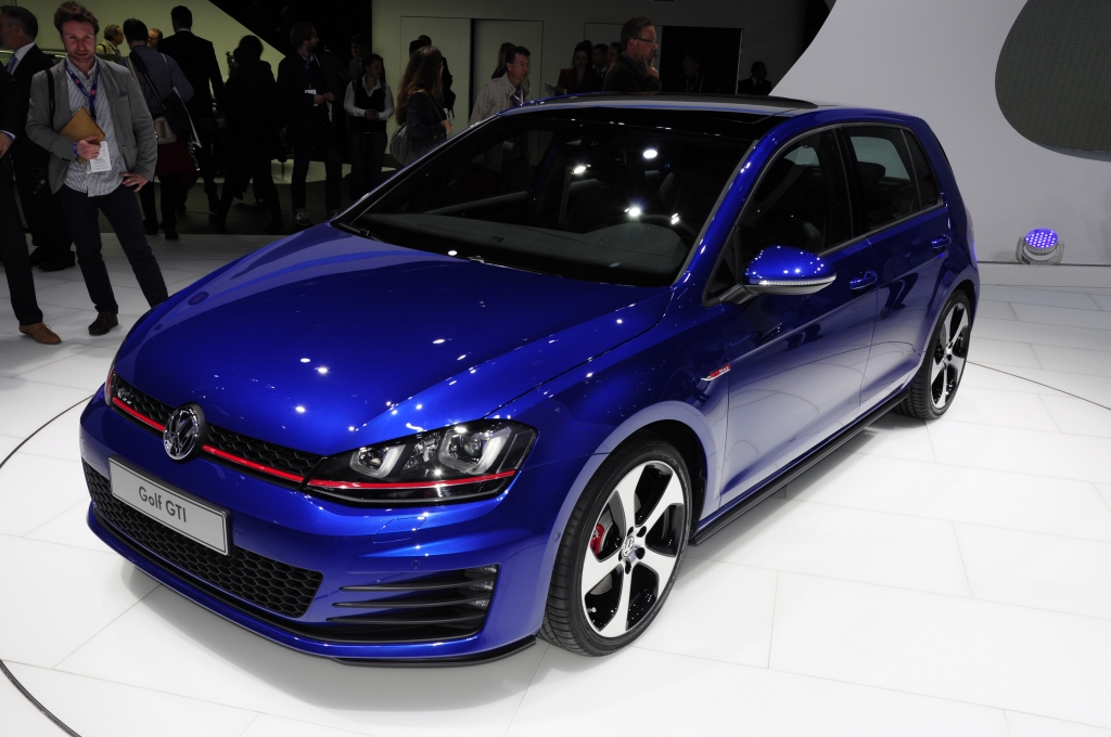 VW macht Paris zum Golfplatz - Premiere des Golf VI an der Seine
