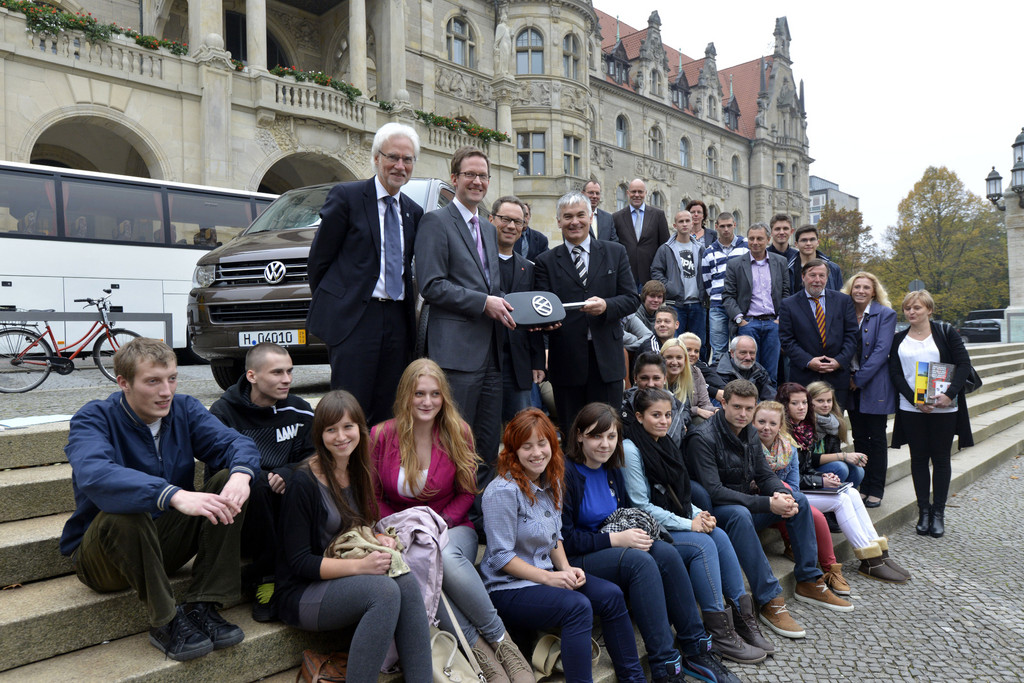 Volkswagen spendet T5 an Auschwitz-Komitee