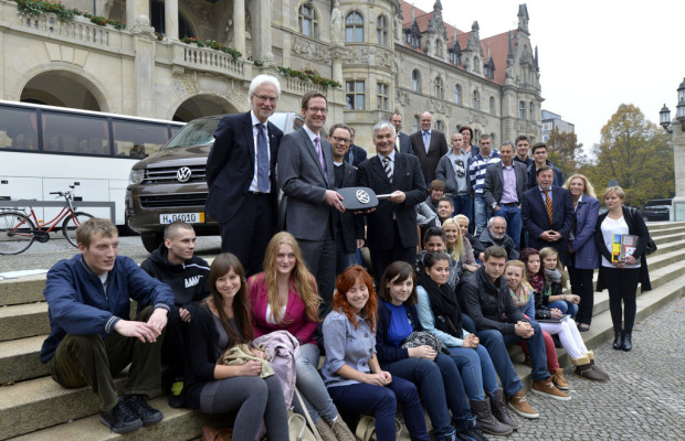 Volkswagen spendet T5 an Auschwitz-Komitee