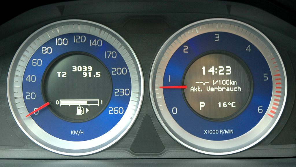 Volvo V60: Blick durch den Lenkradkranz auf die Rundinstrumente. 