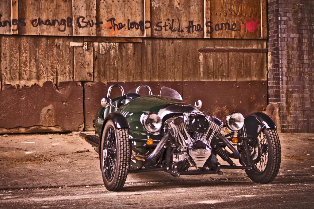 Weil der Morgan kaum mehr als 500 Kilo auf die Waage bringt, hat der V2-Motor mit ihm verdammt leichtes Spiel