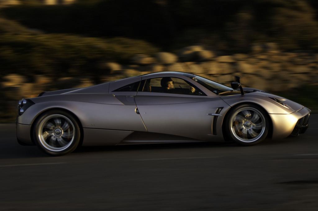 Wie bei einem Düsenjäger gibt es allerdings auch beim Huayra auf jeder Ecke sogenannte Flaps