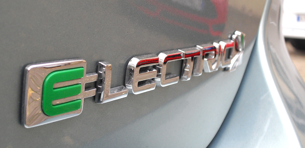 Zeichen für Zukunftsorientierung: Schriftzug auf dem Focus Electric, bei dem sich ... 