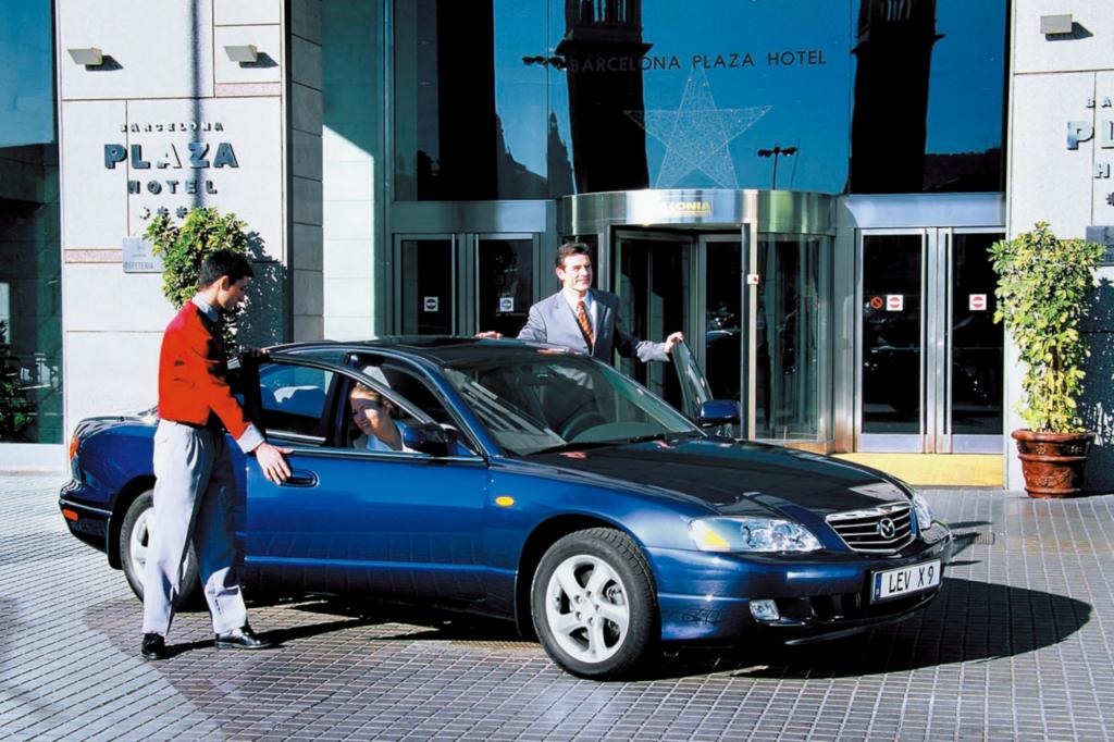 Zum Modelljahr 2001 erhielt das Mazda-Flaggschiff einen auffälligeren Chromgrill im neuen Markenstil und größere Scheinwerfer.