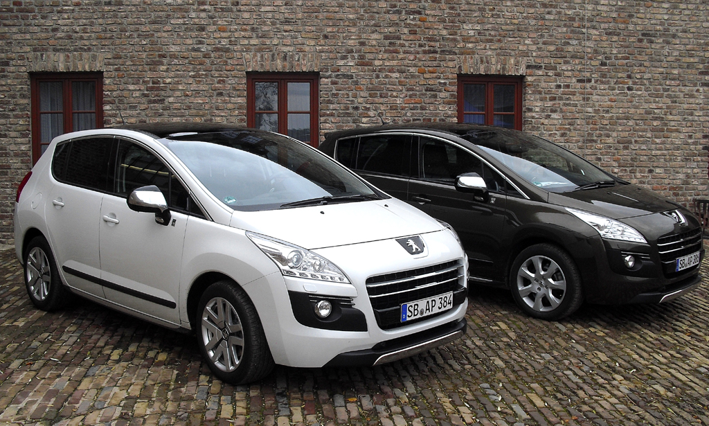 Allrad-Peugeot, hier zwei Crossover 3008 Hybrid4. 