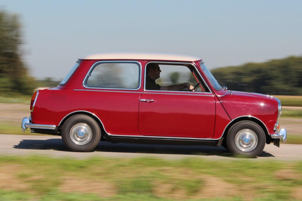 Auch wenn die winzige Limousine gerade mal 3,30 Meter misst, strahlt und funkelt sie im Sonnenlicht wie ein Großer