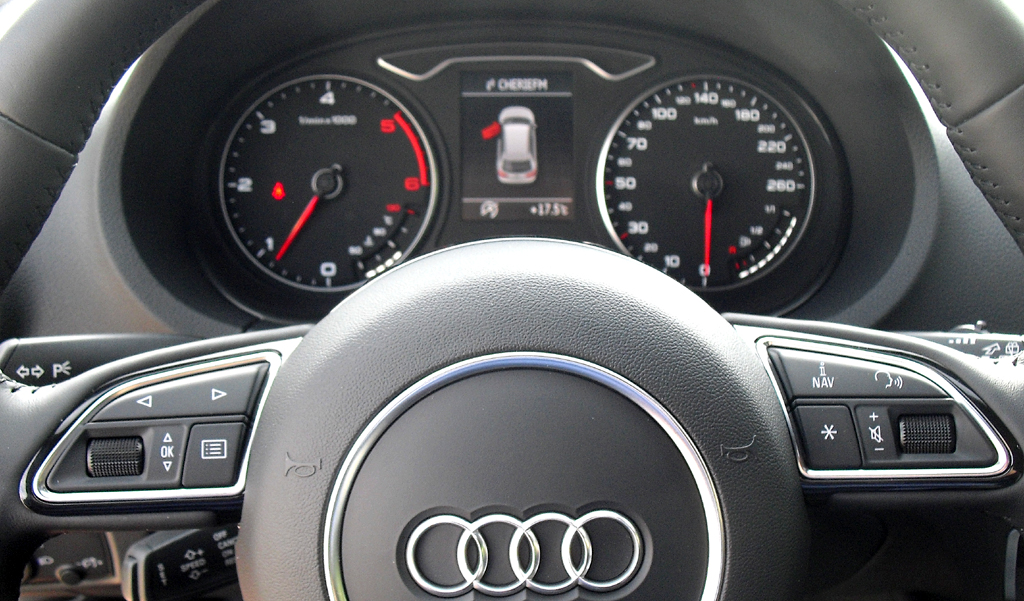 Audi A3 Sportback: Blick durch den Lenkradkranz auf die Rundinstrumentierung. 