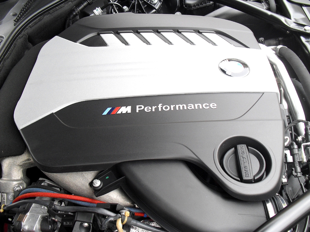 BMW M550d xDrive: ... auf den 3,0-Liter-Sechszylinder-Performance-Triturbodiesel.