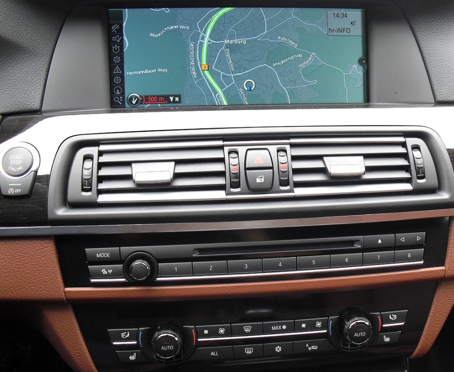 BMW M550d xDrive: Blick auf den mittleren Armaturenträger mit dem großen Display.