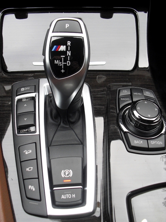 BMW M550d xDrive: Blick auf die Bedieneinheit um Getriebewählhebel und Controler.