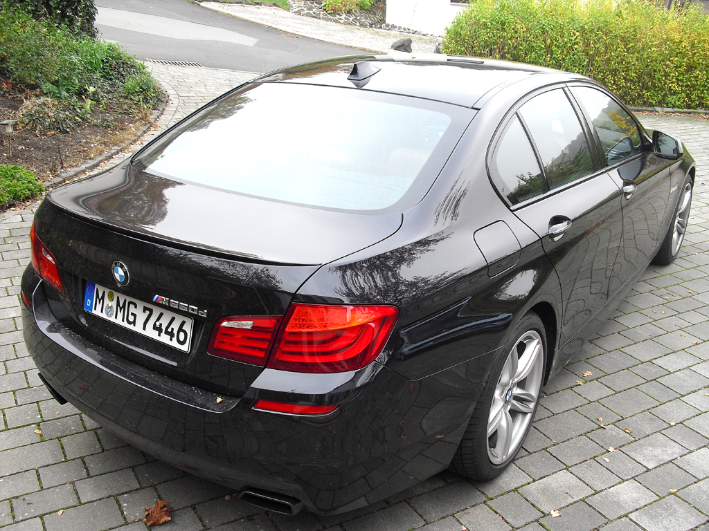 BMW M550d xDrive: Blick auf die Heckpartie.