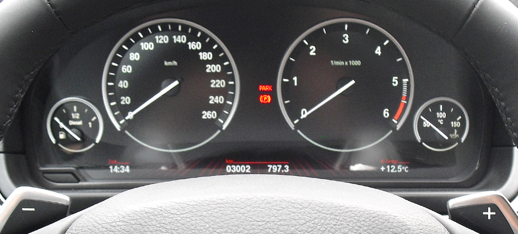 BMW M550d xDrive: Blick durch den Lenkradkranz auf die Rundinstrumentierung.