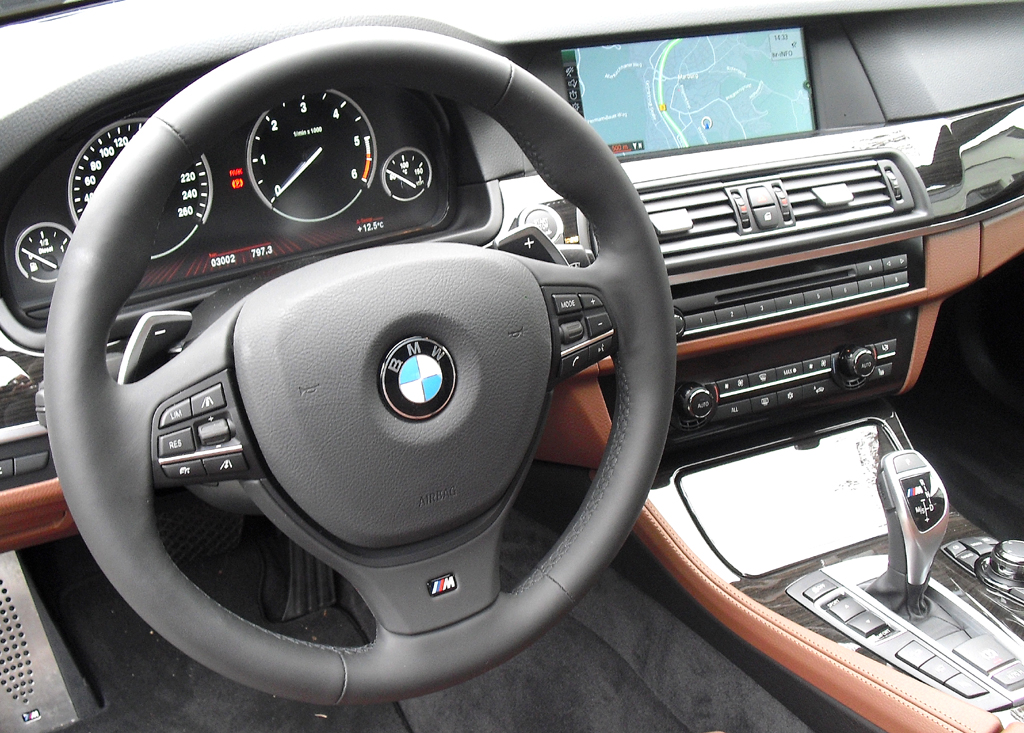 BMW M550d xDrive: Blick ins sportlich-funktionelle Cockpit.