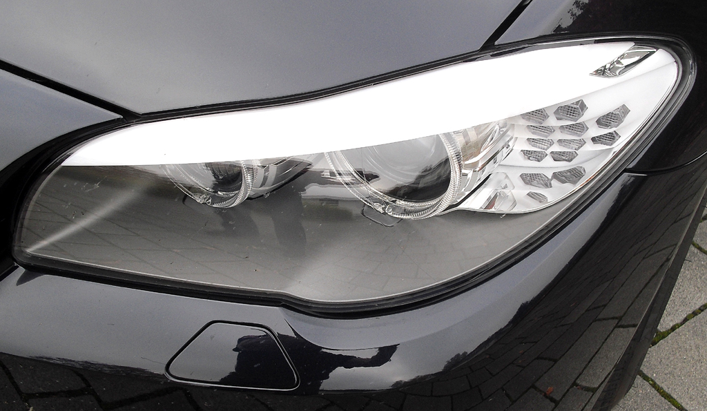 BMW M550d xDrive: Die Leuchteinheiten vorn sind horizontal ausgerichtet.