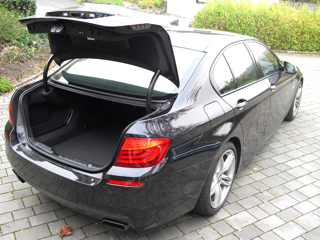 BMW M550d xDrive: Ins Gepäckabteil passen stattliche 520 Liter hinein.