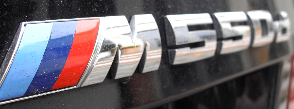 BMW M550d xDrive: Modellschriftzug auf dem Kofferraumdeckel.