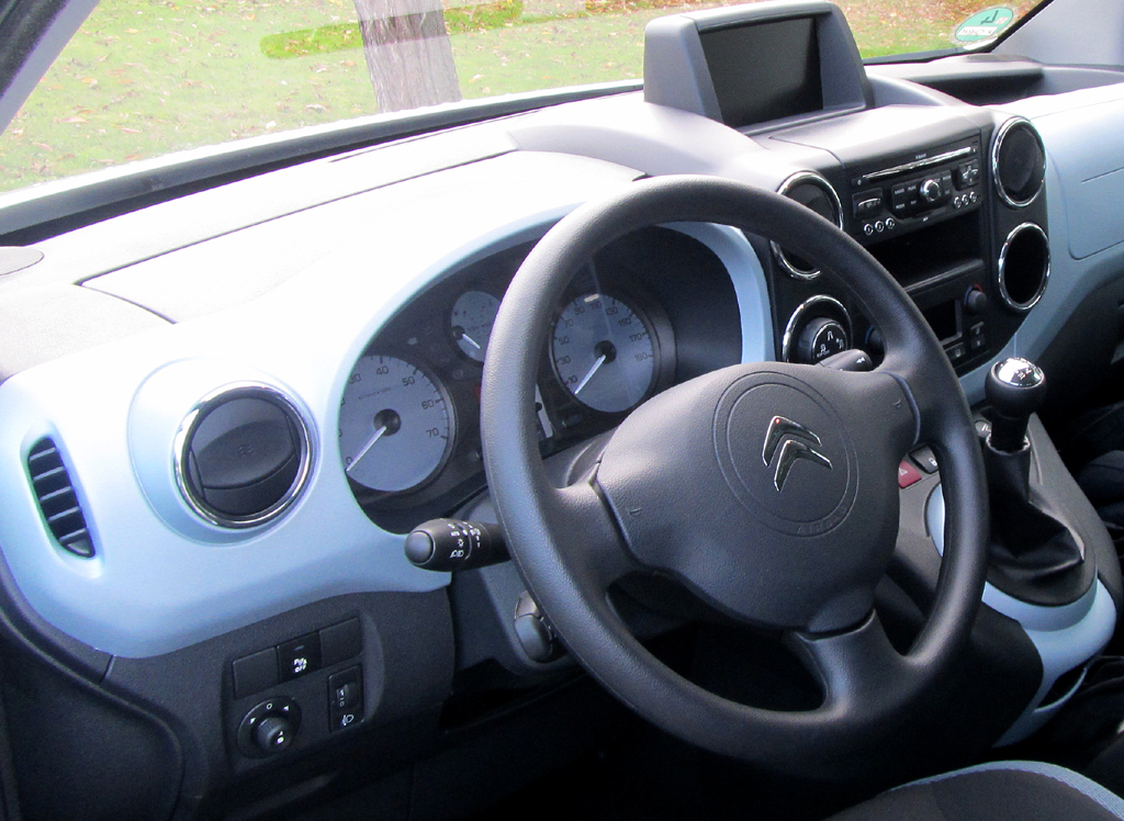 Citroën Berlingo: Blick ins nüchtern-funktionell gehaltene Cockpit. 