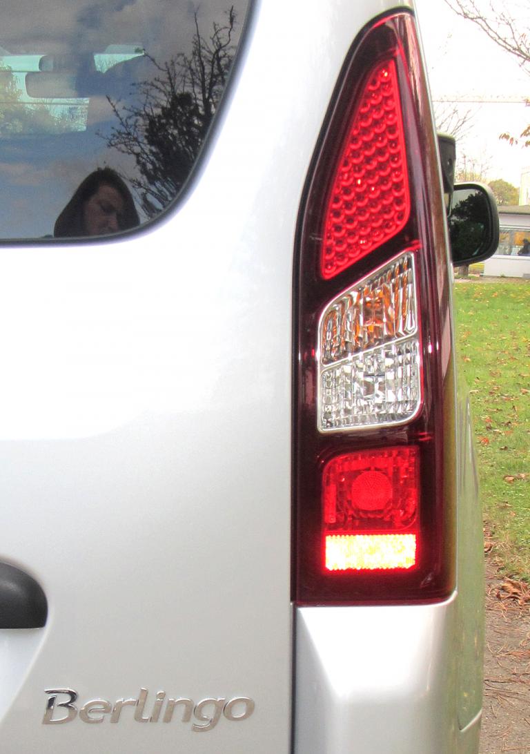Citroën Berlingo: Modellschriftzug mit vertikal ausgerichteter Leuchteinheit am Heck. 