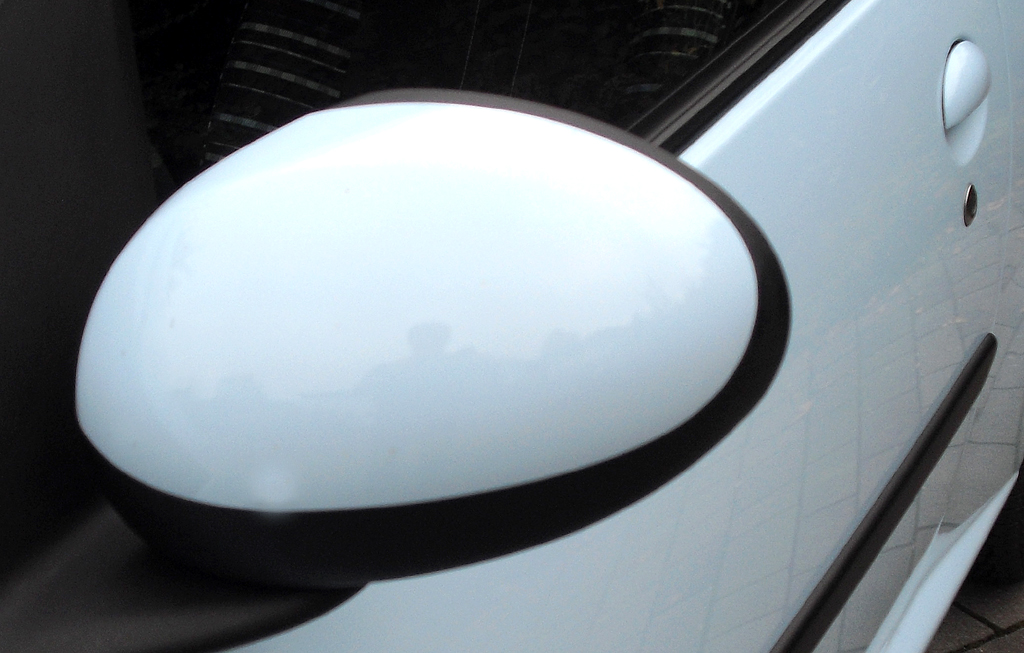 Citroën C1: Blick auf den Außenspiegel auf der Fahrerseite. 