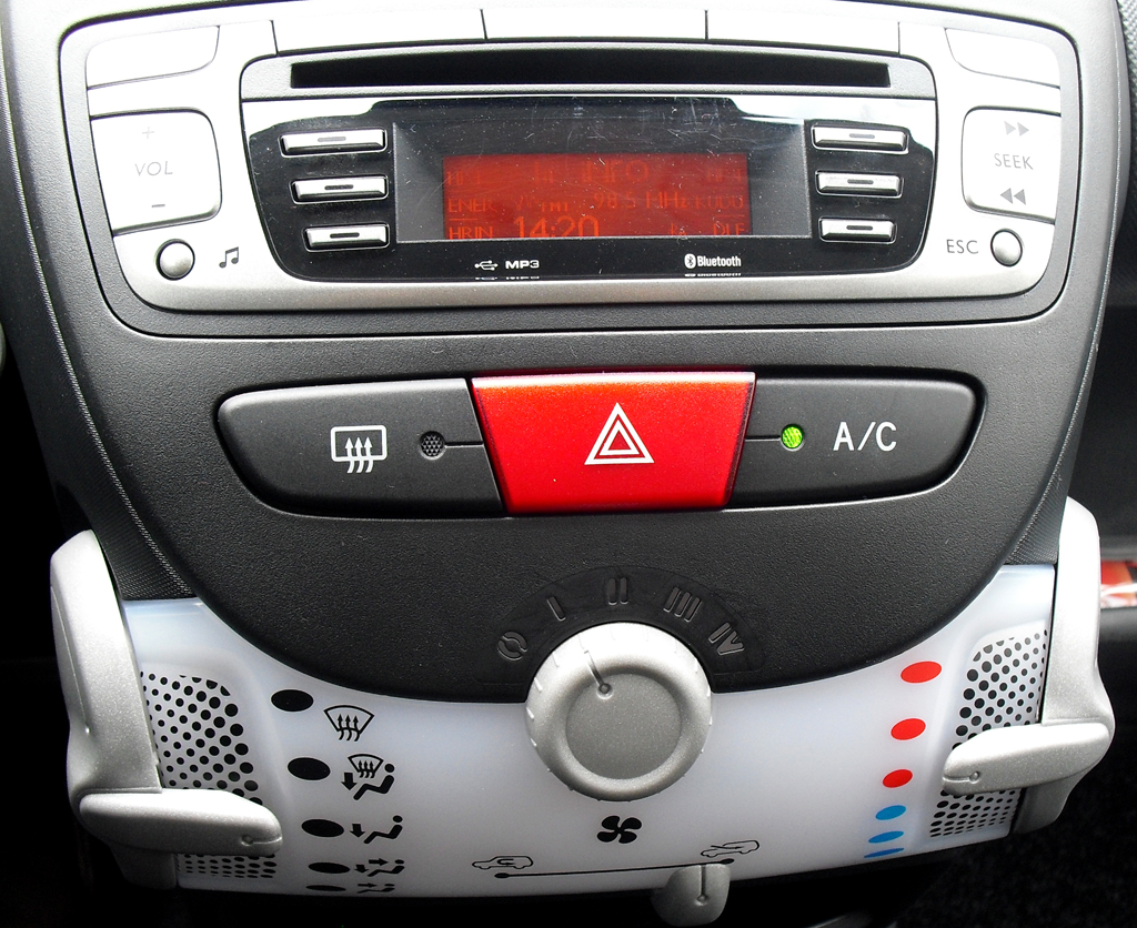 Citroën C1: Blick auf den mittleren Armaturenträger. 