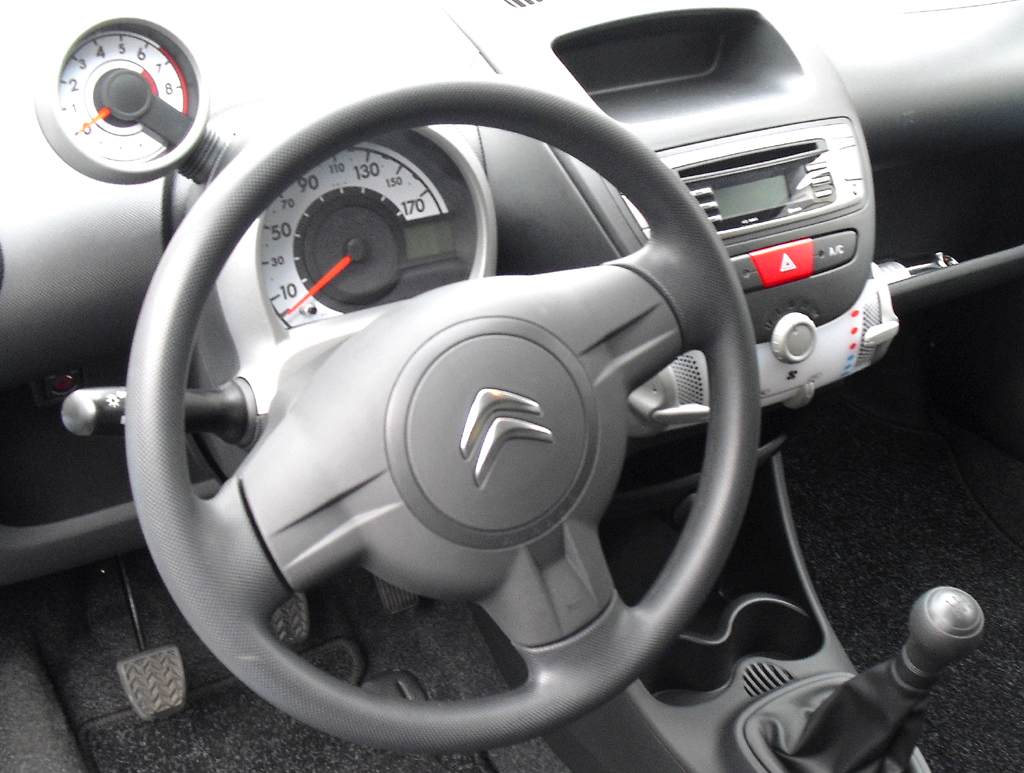 Citroën C1: Blick ins Cockpit, das sich auf das Wichtigste beschränkt. 