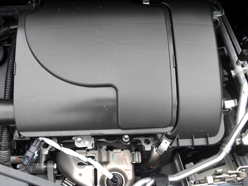 Citroën C1: Blick unter die Haube auf das gut abgedeckte 1,0-Liter-Aggregat. 