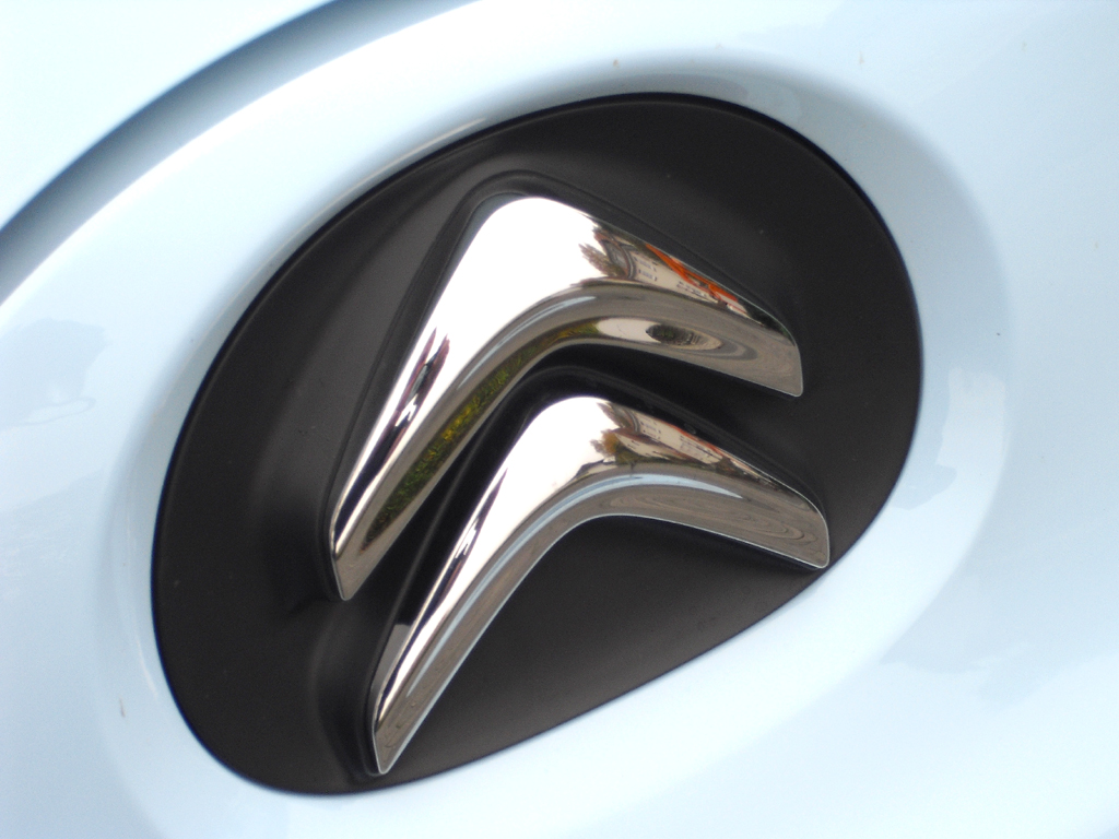 Citroën C1: Das Markenlogo sitzt vorn gleich unterhalb der Motorhaube. 