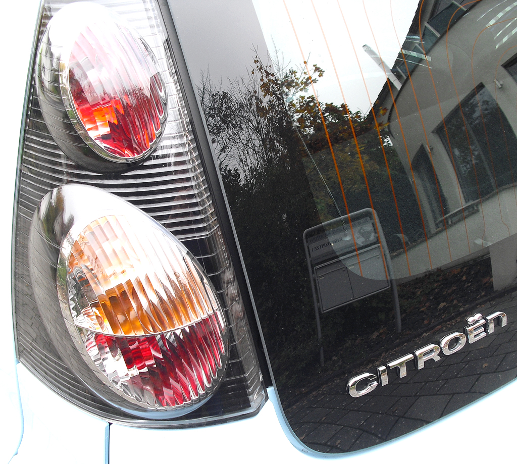 Citroën C1: Markenschriftzug am Heck gleich neben der Rundleuchteinheit. 
