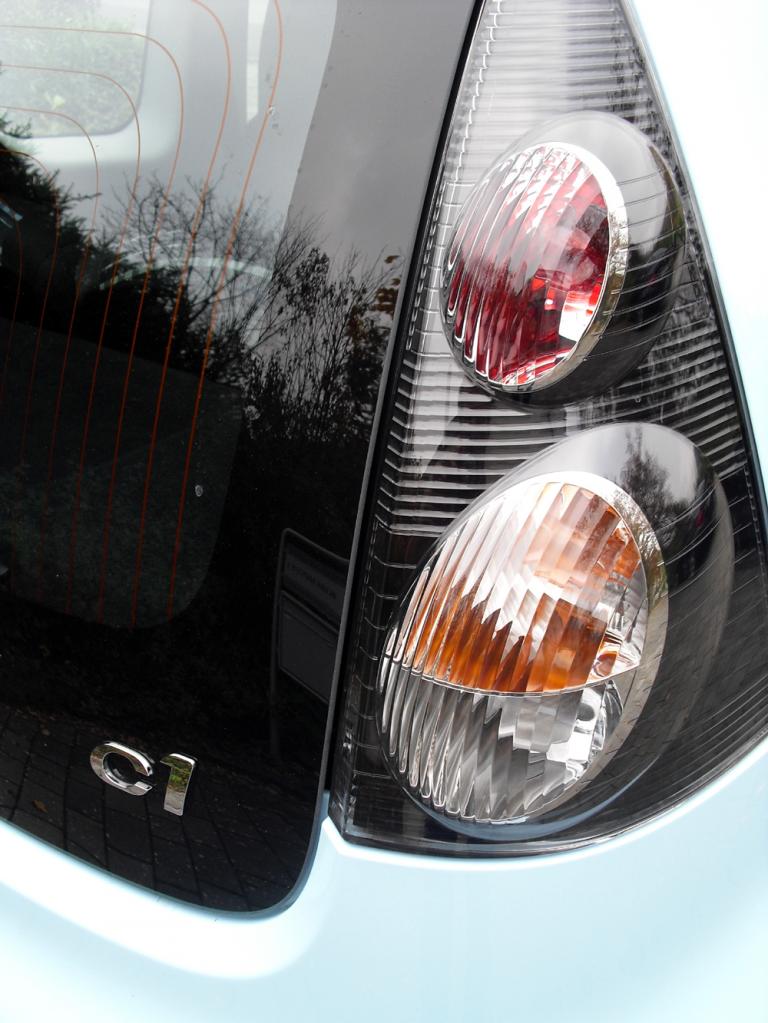 Citroën C1: Modellschriftzug am Heck gleich neben der Rundleuchteneinheit. 