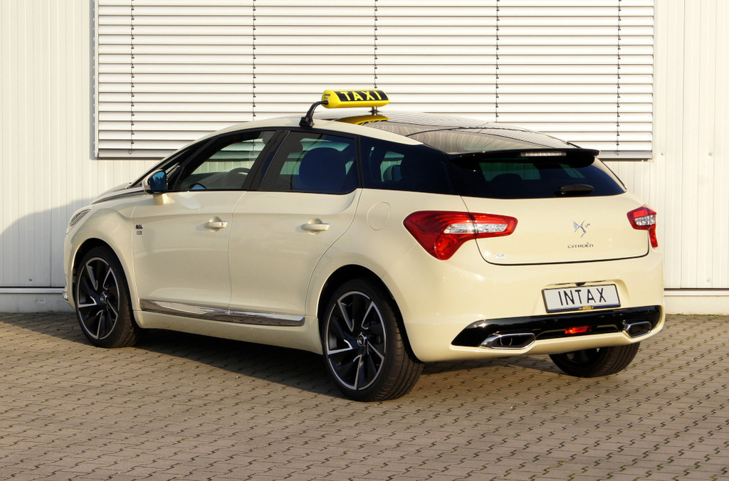 Citroën zeigt DS5 Hybdrid4 als Taxi