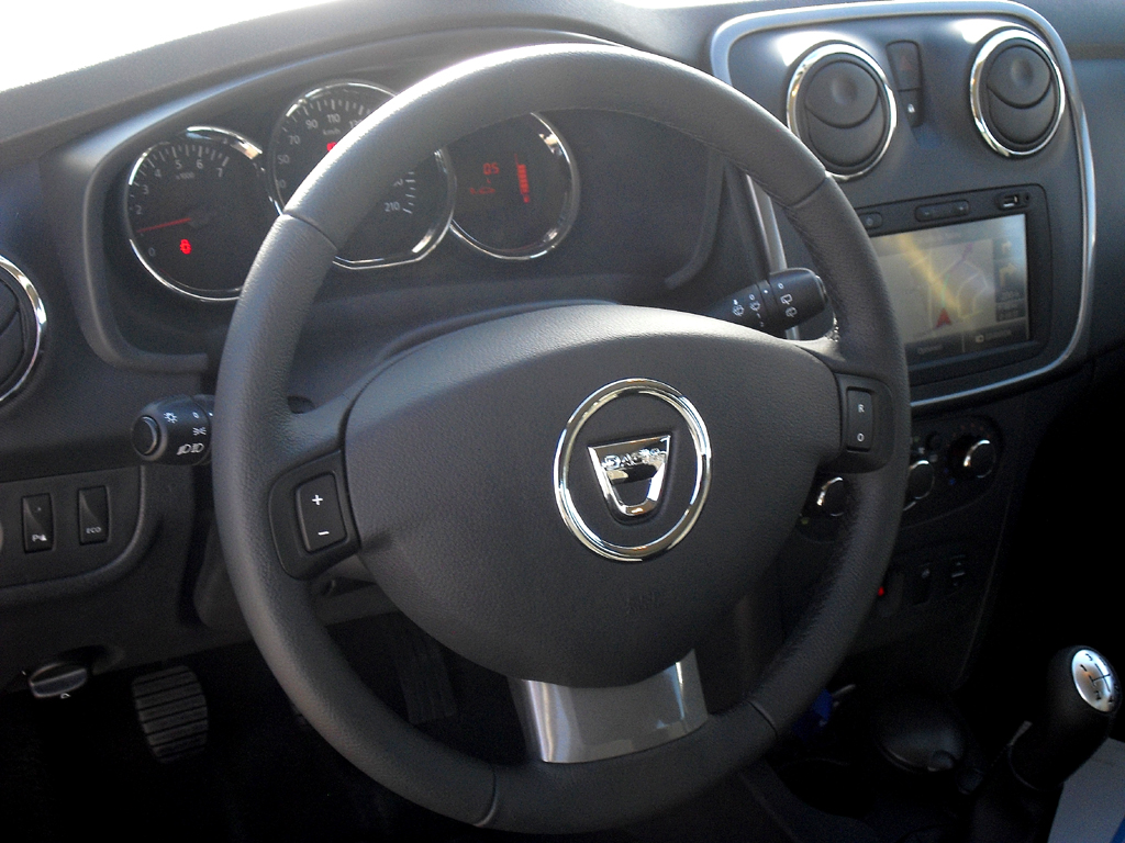 Dacia Sandero: Blick ins Cockpit, wo alles nur auf das Wesentlichste beschränkt bleibt. 