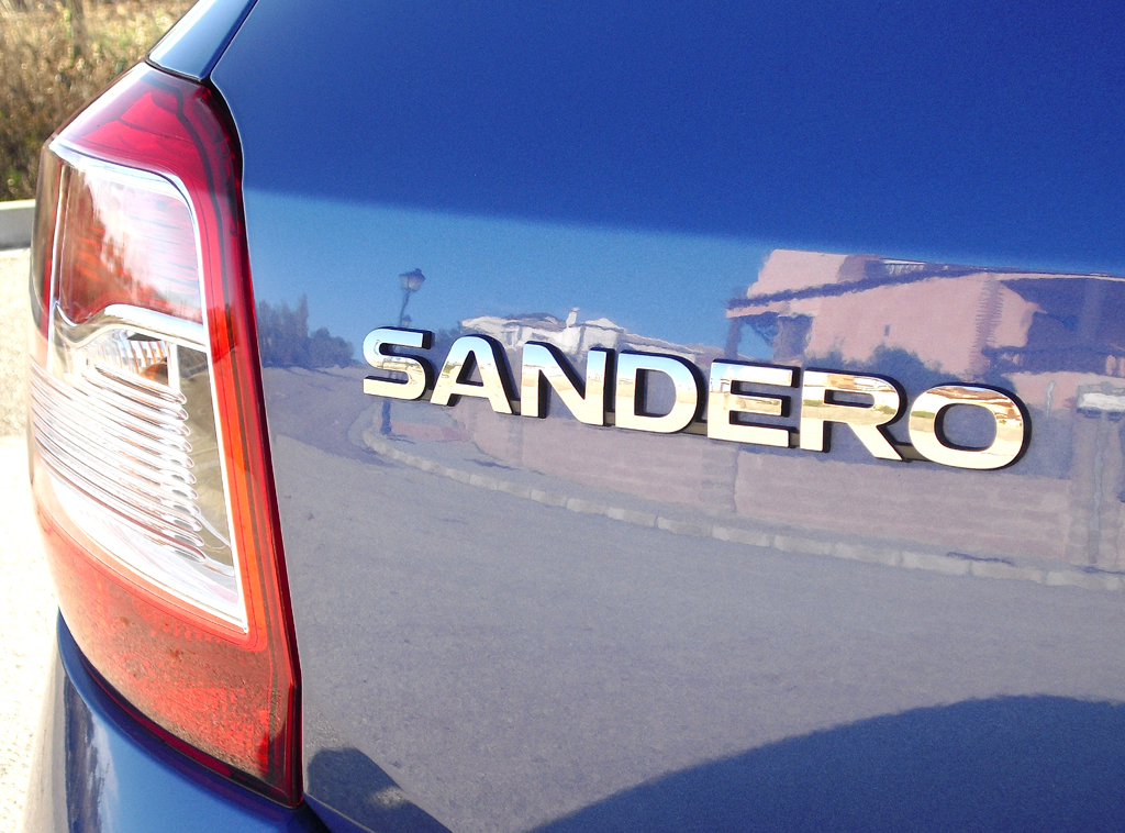 Dacia Sandero: Modellschriftzug neben der Leuchteinheit am Heck. 