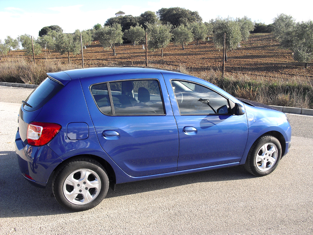 Dacia Sandero: So sieht die kleine Schrägheck-Limousine von der Seite aus. 