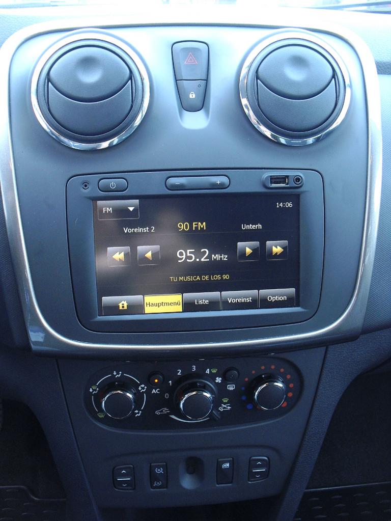 Dacia Sandero Stepway: Blick auf den mittleren Armaturenträger mit Touchscreen-Monitor. 