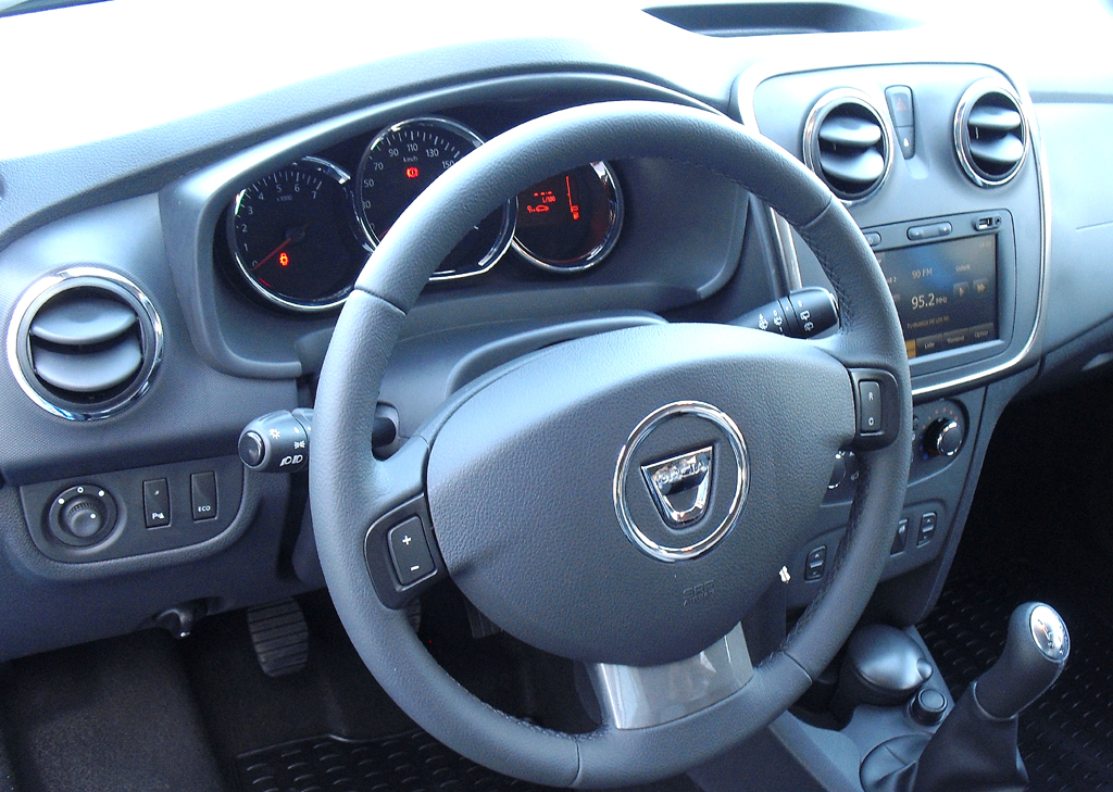 Dacia Sandero Stepway: Blick ins nüchtern-funktionelle Cockpit. 