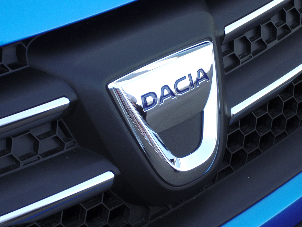 Dacia Sandero Stepway: Das Markenlogo sitzt vorn mittig im Kühlergrill. 