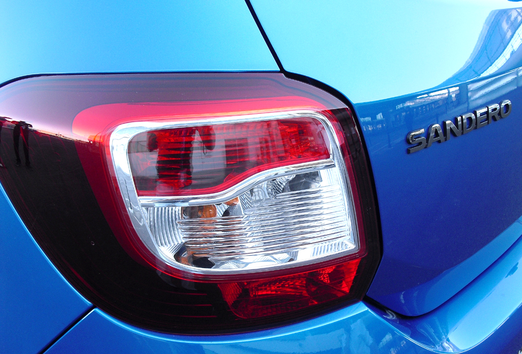 Dacia Sandero Stepway: Großformatige Leuchteinheit mit Modellschriftzug am Heck. 