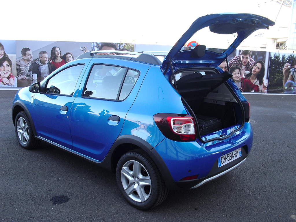Dacia Sandero Stepway: Ins Gepäckabteil passen 320 bis 1200 Liter hinein. 