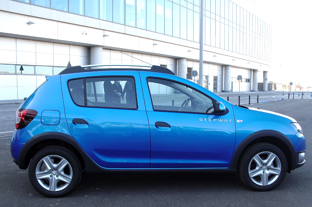Dacia Sandero Stepway: Und so sieht das in Rumänien gebaute Modell von der Seite aus. 