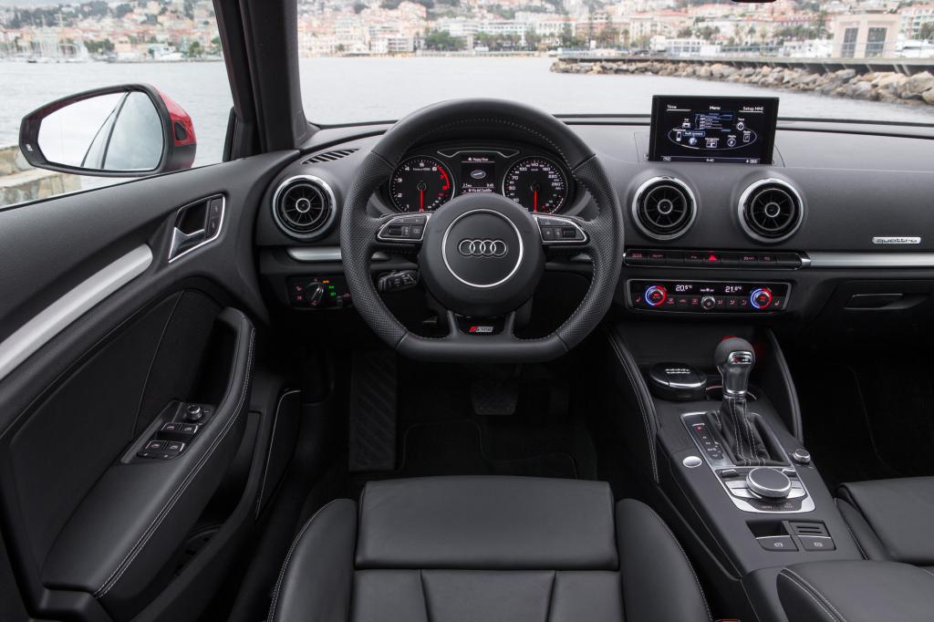 Das Cockpit ist gewohnt sportlich