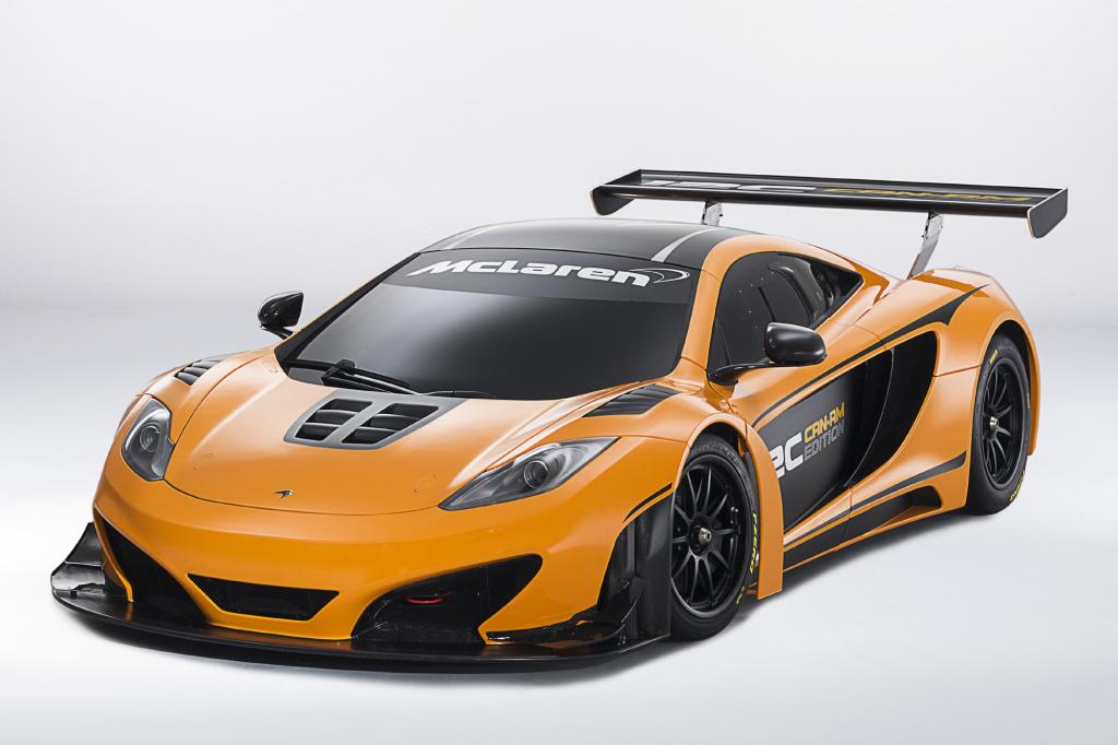 Das ganz in Orange gehalten Fahrzeug soll an die beiden Rennfahrer Bruce McLaren und Denny Hulme erinnern