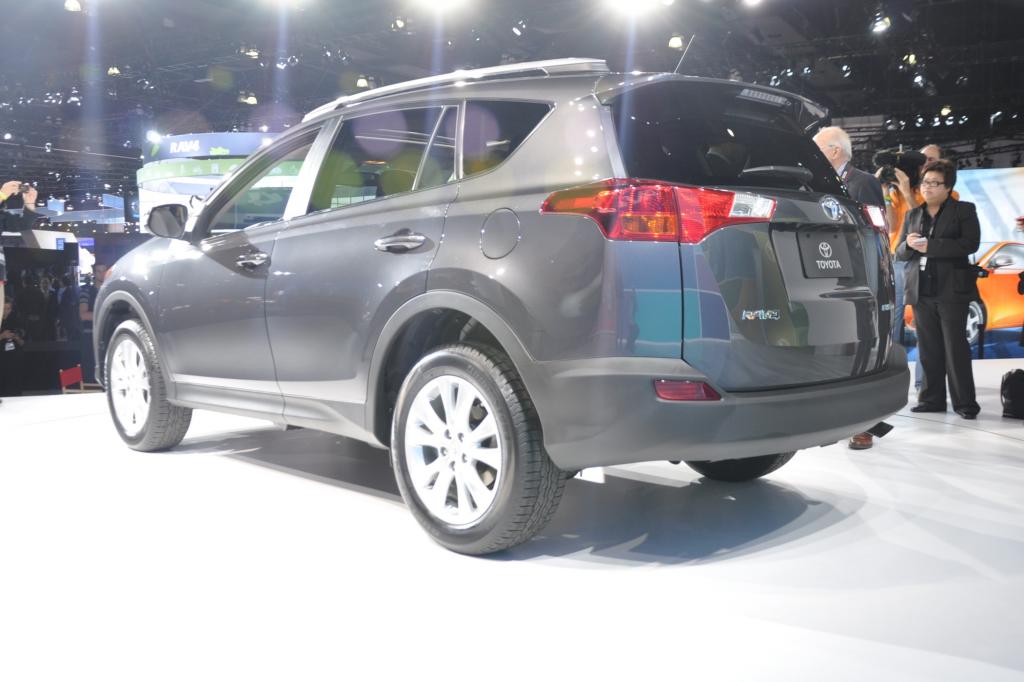Das japanische Kompakt-SUV bietet neben einem frischeren Design auch mehr Platz