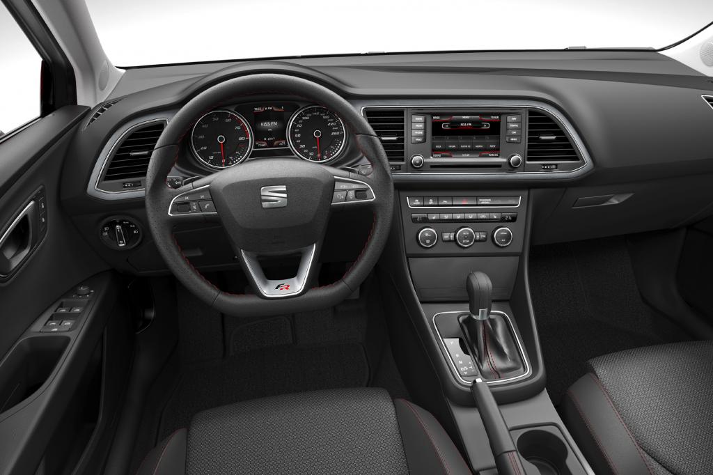 Der Fahrer sitzt hinter einer aufgeräumten und auf ihn abgestimmten Armaturentafel