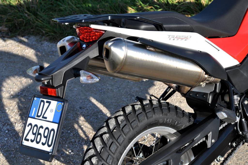 Eins-in-Zwei-Auspuffanlage und Endurobereifung von Metzeler