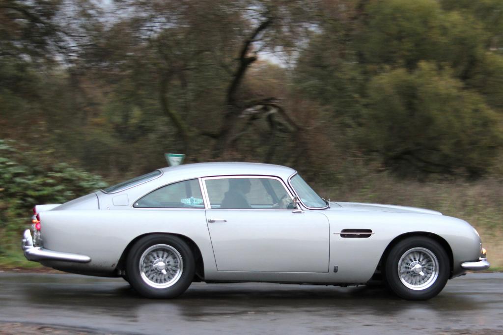 Für ein fast 50 Jahre altes Auto ist der silberne Sportler mit der wundervoll geschwungenen Karosserie von Superleggera grandios