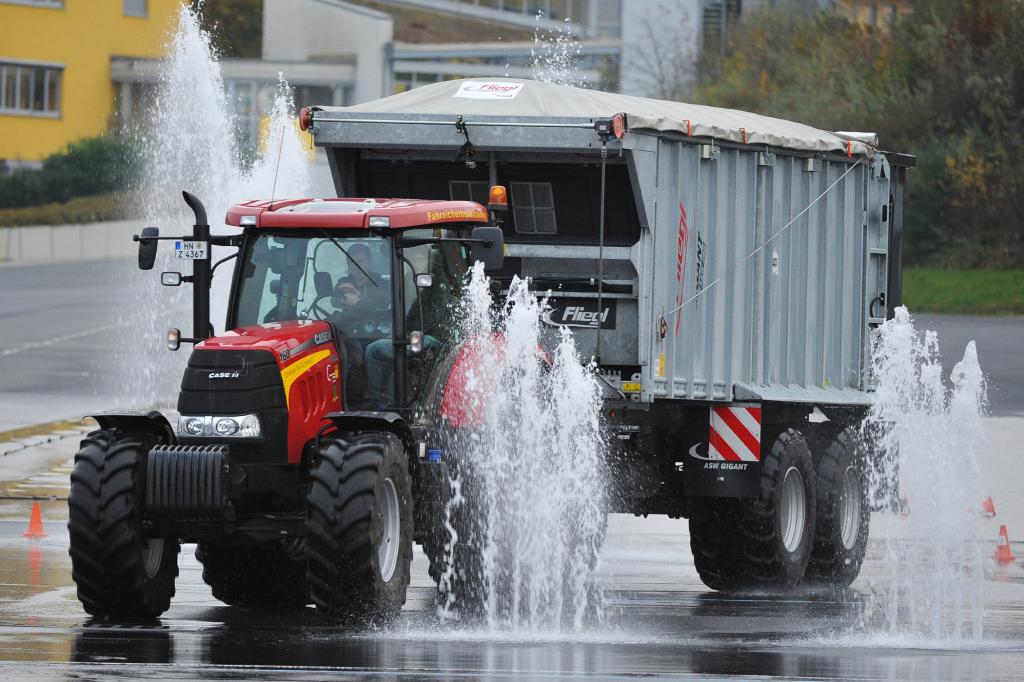 Fahrsicherheitstraining mit Landwirtschaftsfahrzeugen - Driften auf dem Güllebomber