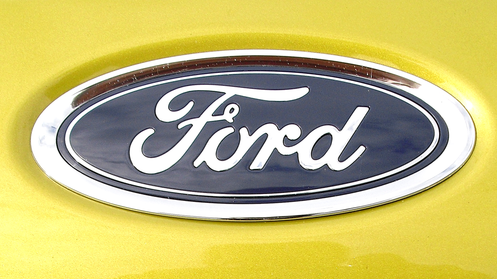 Ford Fiesta: Das Markenlogo sitzt vorn zwischen Motorhaube und Kühlergrill. 