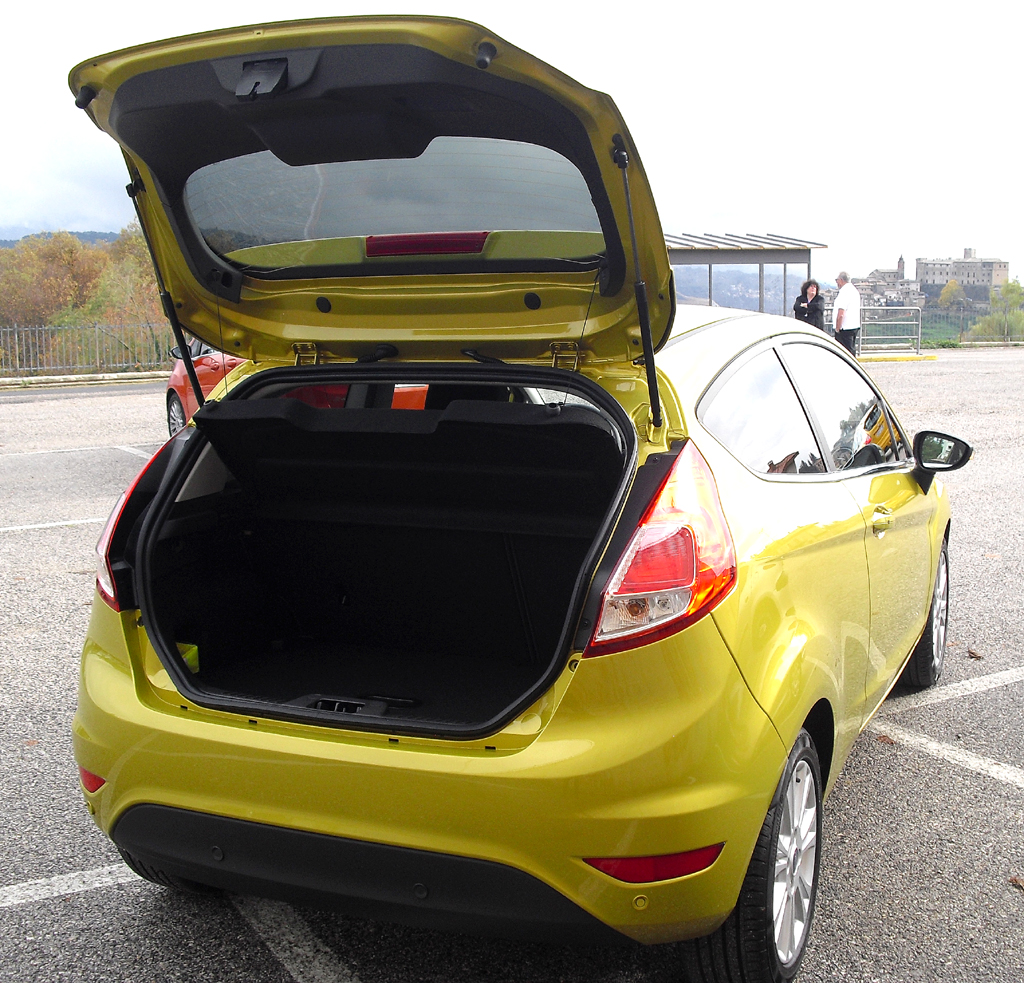 Ford Fiesta: Ins Gepäckabteil passen 281/295bis 965/979 Liter hinein. 